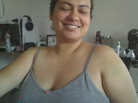 Mulher morena, com seios grandes, adoro sexo, tenho a boca macia, um sorriso lindo e adoro tomar banho com alguém que me observa. Gostei de dois jogos sexuais. Não tão churrasco