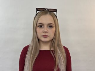 girl showing tits DonellaAutobee