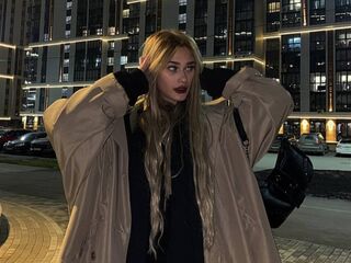 naughty camgirl masturbating with vibrator LizaKitchin