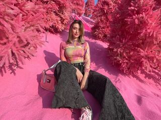 camslut naked LouveniaPranger