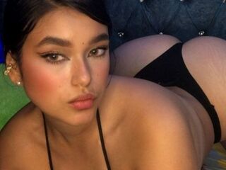 topless camgirl ScarletSimonz