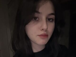 cam girl playing with vibrator WandaDillard